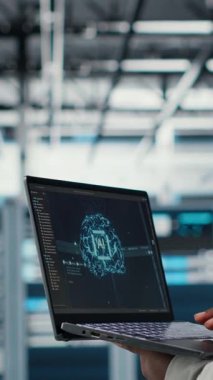 Veri merkezindeki dikey video yazılım geliştiricisi, depolama hacmini optimize etmek için dizüstü bilgisayardaki yapay zeka teknolojisini kullanır. Sunucu merkezi tesisinde bilişim uzmanı. Kusursuz işlemleri sağlamak için yapay zeka kullanıyor.