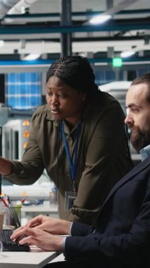 Dikey Video Sanayi uzmanları çeşitli ekipler güneş paneli fabrikasında beyin fırtınası yaparak yenilenebilir enerji ve altyapıyı geliştirmek için yeni fikirler ürettiler. Yüksek teknoloji ürünü. Kamera A.