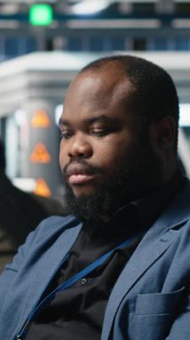 Dikey Video Afrikalı Amerikalı usta mühendisler güneş enerjisi fabrikasındaki fotovoltaik aktiviteleri inceliyor, üretim süreci için veri ve kontrol listelerini gözden geçiriyorlar. Çevre dostu yenilenebilir enerji