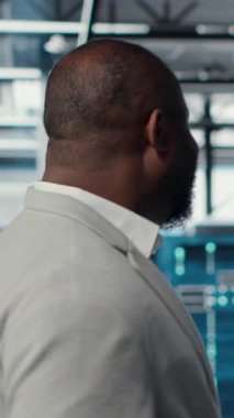 Veritabanı tesisinde yürüyen dikey video mühendisi donanım teknisyenlerinin kullanıcı taleplerini inceliyor. Sunucu çiftliğindeki çalışan süper bilgisayarların trafik modellerini analiz ediyor, kamera B