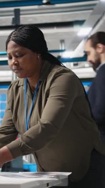 Dikey Video Kadın endüstriyel uzmanı güneş enerjisi üretimi üzerinde kalite kontrolü yaparak, altyapı geliştirme ile daha ucuz alternatif enerji sunuyor. Endüstri mühendisliği. Kamera A.