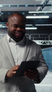 Tablet üzerindeki yazılımı kullanarak, dikey video sunucu odası çalışanı sorun çözme sunucu bağlantı sorunları. Veri merkezi teknisyeninin şirket ağlarını güncellemesi aygıt, kamera A kullanarak donanım