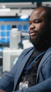 Dikey Video Sanayi Uzmanı, güneş paneli fabrikası kurarak, temiz sürdürülebilir enerji üzerinde çalışarak, birleştirme işlemini bilgisayarda yürütüyor. Üretim akışı için mühendislik yeniliği