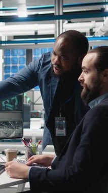 Fabrikadaki dikey video çalışanları güneş enerjisi üretim hattını denetleyerek fotovoltaik geliştirme sürecinde takım çalışması gösteriyor. Yenilenebilir enerji altyapı sistemleri