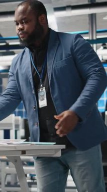 Dikey Video Afrikalı Amerikalı teknisyen, fotovoltaik imalat endüstrisinde güneş enerjisi uzmanlığı ve verimliliğini birleştirerek, kağıtlar ve dizüstü bilgisayarlar üzerinde performans ölçümlerine danışmanlık yapıyor. Kamera A.