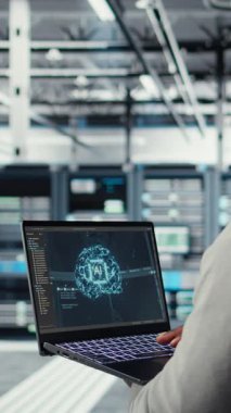 Veri merkezindeki dikey video yazılım geliştiricisi, depolama hacmini optimize etmek için dizüstü bilgisayardaki yapay zeka teknolojisini kullanır. Sunucu merkezi tesisinde bilişim uzmanı. Kusursuz işlemleri sağlamak için yapay zeka kullanıyor.