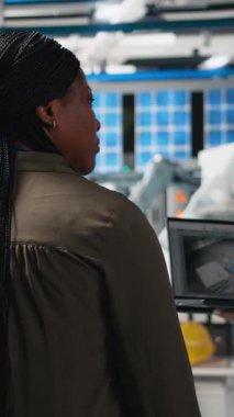 Dikey Video Afrikalı Amerikalı müfettişler üretim ölçümleri hakkında brifing veriyorlar, endüstriyel yenilikleri ve sürdürülebilir süreç gelişimini destekliyorlar. Güneş enerjisi üretimi