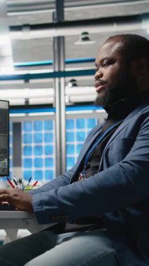 Dikey Video Sanayi Uzmanı, güneş paneli fabrikası kurarak, temiz sürdürülebilir enerji üzerinde çalışarak, birleştirme işlemini bilgisayarda yürütüyor. Üretim akışı için mühendislik yeniliği