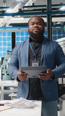 Vertical Video Startup kurucu şirket lideri yenilenebilir enerji yatırımları hakkında bir konuşma yaparak, kaynak elde etmek için fotovoltaik fabrikası işletmesini sunuyor. Otomatik mühendislik sistemleri. Kamera.