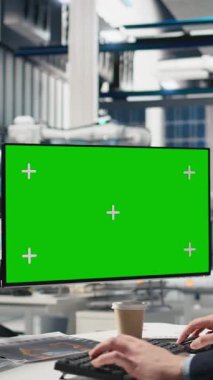 Vertical Video Professional uzmanı izole edilmiş ekrana bakıyor, yüksek teknolojili güneş enerjisi üretimini inceliyor, temiz enerji iyileştirmeleri ve akıllı altyapı planlamasına ilişkin görüşleri gözden geçiriyor. Kamera A.