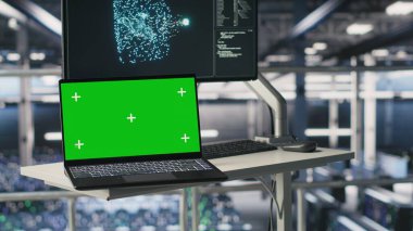 İzole ekran dizüstü bilgisayar otomatik süper bilgisayar donanımı sunucu merkezinde. Endüstriyel veri merkezindeki Chroma anahtar defter sinir ağı faaliyetlerini izliyor