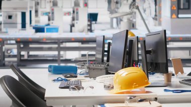 Sistem performansını izlemek için kullanılan boş fotovoltaik fabrikasında bilgisayar görüntüsü. Sürdürülebilir güneş panellerindeki bilgisayar ekranı enerji üretimi ve verimliliğini takip eden fabrika üretimi.