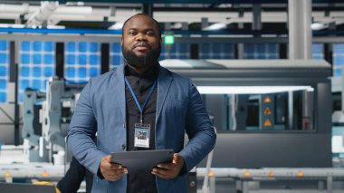 Karaborsa uzmanı ve endüstri yöneticisi alternatif enerji için fotovoltaik ve güneş enerjisinin avantajlarını sunarak sürdürülebilir kalkınma ve yeniliği destekliyor. Kamera B.