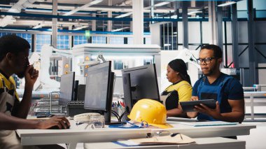 Afrikalı Amerikalı teknisyen güneş pillerinin performans raporlarını PC üzerinden analiz ediyor, çevre dostu yenilenebilir enerji üzerine odaklanıyor. Çalışan sürdürülebilirliği desteklemek için fotovoltaik çıktıyı izler. Kamera A.