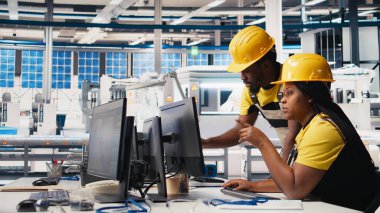 Tüm siyah mühendisler güneş panellerini cihazlar üzerinde tasarlayan, üretim hattında çalışan mühendisler. Sorunları birlikte gidermek ve optimizasyonu sağlamak. Kamera B.