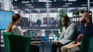 Profesyonel ekip, şirketin gelişimini ve karar verme mekanizmasını desteklemek, işyeri işbirliğini güçlendirmek ve büyüme için iş arkadaşlarıyla görüşmek için video çağrı teknolojisini kullanıyor. Kamera A.