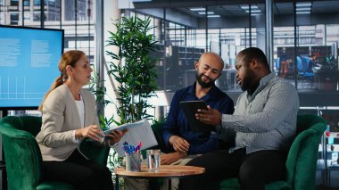 Çok kültürlü iş adamları uzmanlıklarını paylaşıyor ve kurumsal bir ortamda işbirliği ve ortaklık yoluyla bir strateji geliştiriyorlar. CEO 'lar ofis ortamında ağ kuruyor. Kamera B.