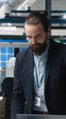 Vertical Video Professional endüstriyel müfettişi güneş panelleri üretimini inceleyerek yenilenebilir enerji sektöründe liderlik gösteriyor. Modern imalat tesislerinde operasyonları garantiye almak. Kamera B