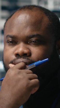 Dikey video endüstrisi uzmanı, bir güneş paneli fabrikasındaki performans verilerini kontrol ederek, endüstriyel verimliliğe adanmışlık ve yenilenebilir enerji imalatı ve mühendisliği üzerine çalışmalar sergiledi.