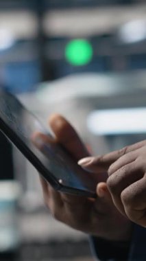 Dikey Video Siyah endüstriyel uzmanı yüksek teknolojili güneş enerjisi altyapısını inceliyor, temiz enerji iyileştirmeleri için veri içgörülerini gözden geçiriyor. Yenilenebilir sistem tasarımı ve akıllı planlama. Kamera B.