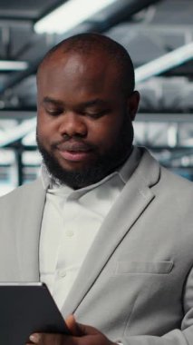 Endüstriyel veri merkezinde dikey video bilişim uzmanı altyapı performansını analiz ediyor, devre dışı kalma ve ekipman arızalarını en aza indiriyor. Sunucu çiftlik işçisi iş yapıyor, anomaliyi otomatikleştiriyor