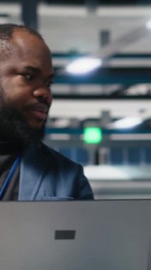 Dikey Video Mühendisliği profesyonelleri ve yönetmenleri bir güneş enerjisi üretim tesisindeki operasyonel iş akışlarını gözden geçiriyorlar. Yenilenebilir enerji üretimi ve gelişimi için takım çalışması entegre ediliyor. Kamera.