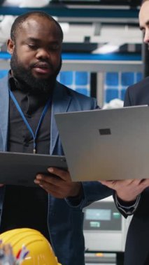 Yüksek teknolojili bir güneş paneli tesisinde veri ve kontrol listelerini inceleyen çeşitli analistlerden oluşan dikey video ekibi, üretim sürecinin sürdürülebilir enerji ve yenilik standartlarını karşılamasını sağlıyor