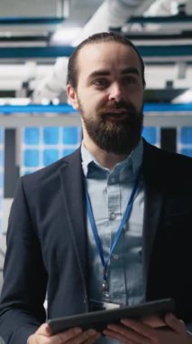 Dikey Video Yeteneği Yöneticisi bir güneş fotovoltaik fabrikasında sunum yapıyor, akıllı otomasyon ve yenilenebilir enerji sürdürülebilir çözümleri sunarak yenilik ve kurumsal başarıyı destekliyor