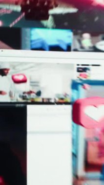 Dijital platformlarda interaktif besleme sunan internet videolarının dikey görüntüsü. Küresel kanalların yer aldığı sanal video baykuşu çalma listesi atlıkarıncasını gösteren arayüz yayınlıyor