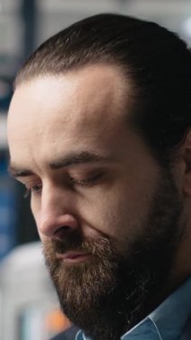 Dikey video güneş panelleri endüstriyel teknisyen. Yüksek teknoloji ürünü bir fabrikada denetleme, kalite kontrol üretim metrikleri için. Profesyonel mühendis verimlilik için endüstriyel operasyonları sağlıyor. Kamera B