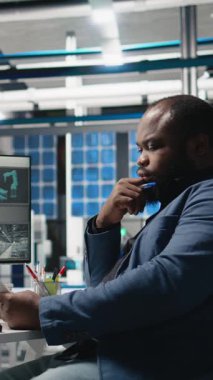 Dikey Video Ustası mühendisi, yenilenebilir enerji teknolojisine etkili kalite kontrolü sağlamak için bir güneş paneli tesisinde fabrika faaliyetlerini yönetiyor. Kamera A.