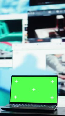 Karışık ortam gösteren sonsuz şebeke önünde dikey video yeşil ekran dizüstü bilgisayar. Mockup defter ve dijital arayüz içeriği küresel dağıtan video platformunu gösteriyor