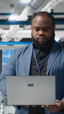 Yüksek teknolojili bir tesiste verimlilik ve üretim çizgisi ölçümlerine bakarak dikey video güneş paneli mühendisi. Sürdürülebilirlik için uzman denetimi