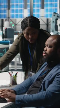 Dikey Video Afrikalı Amerikalı fabrika uzmanları üretim süreci analizi ile ilgileniyorlar, üretim hattı için endüstriyel operasyonları gözden geçiriyorlar. Güneş enerjisi yüksek teknoloji gelişimi. Kamera A.