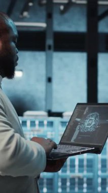 Yeni sunucu mimarileri yerleştirmek için dizüstü bilgisayardaki yapay zeka teknolojisini kullanarak veri merkezinde dikey video yazılım geliştirici. Yapay zeka teknolojisi kullanarak depolama dizilerini güncellemede IT uzmanı