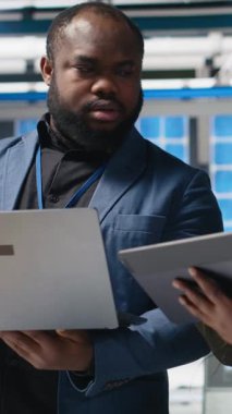 Dikey Video Afrikalı Amerikalı mühendisler bir güneş paneli tesisinde işbirliği yaparak üretim hattı altyapısını güvence altına almak ve alternatif enerji fikirleri paylaşmak için planlar üzerinde çalışıyorlar.