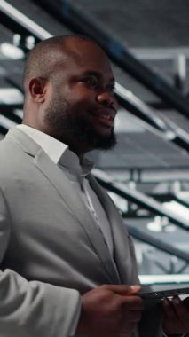 Veritabanı endüstriyel platformunda yürüyen dikey video yönetimi dizüstü bilgisayardaki altyapı performans çıktılarını analiz ediyor. Sunucu çiftlik işçisi iş görevleri yapıyor, ana bilgisayarları inceliyor, ayarlar, kamera