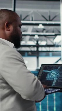 Yapay zeka sistemlerinin iş yükünü geliştirmek için dizüstü bilgisayar kullanan dikey video sunucu çiftliği bilişim uzmanı. Yapay zeka model parametrelerini ayarlamak için dizüstü bilgisayar kullanan veri merkezi yazılım geliştiricisi