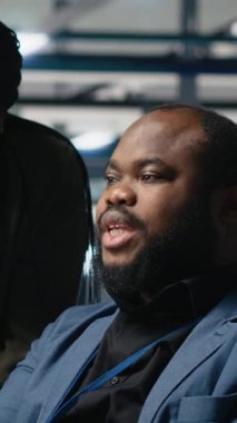 Dikey Video Siyah uzmanları güneş panelleri için modern üretim hattı üzerinde takım çalışması yapan mühendisler, yenilenebilir enerji altyapısı için teknik içgörü ve işbirliğini birleştirdiler. Kamera B.