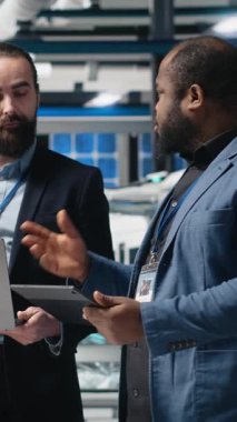 Bir güneş paneli fabrikasında çalışan çeşitli mühendisler ve uzmanlardan oluşan dikey video ekibi, yenilenebilir enerji üretimi ve sürdürülebilir yenilikleri geliştirmek için projeleri gözden geçirir ve fikir alışverişinde bulunur.