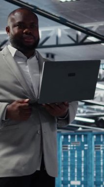 Veritabanı endüstriyel platformunda yürüyen dikey video yönetimi dizüstü bilgisayardaki altyapı performans çıktılarını analiz ediyor. Sunucu çiftlik işçisi iş görevleri yapıyor, ana bilgisayarları inceliyor, ayarlar, kamera