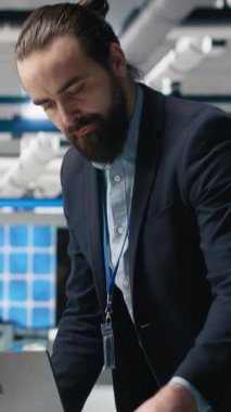 Endüstriyel iş yerindeki güneş enerjisi üretim sistemlerini kontrol eden Dikey Video İş Yöneticisi, yenilenebilir enerji gelişimi için stratejik planlamayı vurguladı. Temiz güçte yenilik