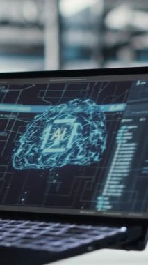 Veri merkezi mühendisinin yapay zeka teknolojisini kullanarak bilişim bakım görevlerini yaptığı dikey video. Sunucu odası çalışanı, öngörü sunucusu kullanılarak donanım sorunlarını tanımladıktan sonra teknik destek sağlıyor