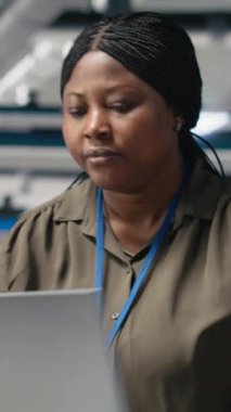 Dikey Video Kadın endüstriyel uzmanı güneş enerjisi üretimi üzerinde kalite kontrolü yaparak, altyapı geliştirme ile daha ucuz alternatif enerji sunuyor. Endüstri mühendisliği. Kamera B.