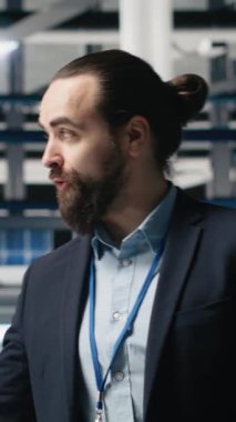 Dikey Video İş Dünyası sahibi ve vizyon sahibi konuşmacı, güneş santralinde sürdürülebilir çözümler yaratmak ve başlangıç büyümesi yaratmak için iş anlayışını paylaşan, üretim hattı için temiz bir enerji stratejisi sunuyor.