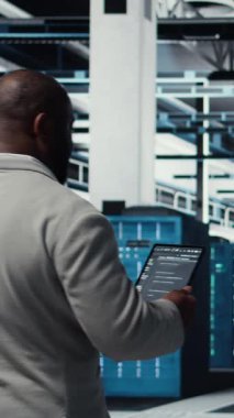 Veritabanı kodlamasında yürüyen dikey video programcıları tablet kullanarak kaynak optimizasyonu yapıyor. Veri merkezindeki sunucu tarım işçisi cihaz, kamera A kullanarak daha hızlı işleme algoritmaları geliştiriyor.