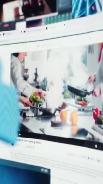 Modern medya tüketim alışkanlıklarını yansıtan dikey karışık videolar. Sosyal ağların soyutlanması ve viral bağlılık eğilimlere dayalı modern dijital yaşam tarzını vurguluyor