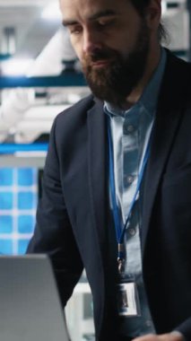 Dikey Video Denetleyici analisti, yeşil enerjinin geleceğinde teknik hassasiyet ve kurumsal stratejiyi temsil eden fabrikadaki güneş panelleri üretim hattını değerlendirdi. Üretimi denetler