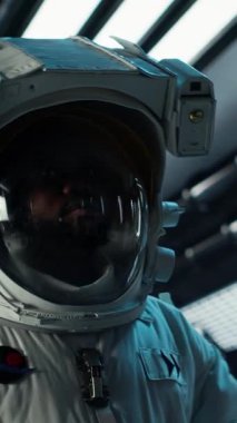 Yörünge istasyonunda yürüyen dikey video astronot Mars 'a gidiyor, bilinmeyen dünyaların haritasını çıkarıyor. Uzay gemisindeki kozmonot gezegen yüzeyini keşfetmeye hazırlanıyor, bilimsel bilgi, kamera B