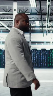 Veri merkezinde sorgulama yapan, yedekleme yapan dikey video sistemi yöneticisi. Dijital hizmetleri sunan, müşteri platformlarını çalıştıran, kamera kullanan sunucu çiftliğini yönet